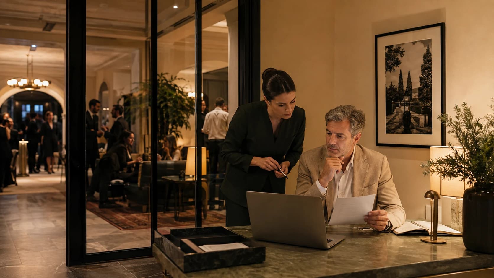 Hoteldirektorin prüft am Empfang einen KI-Entwurf für die Antwort auf eine Gästebewertung
